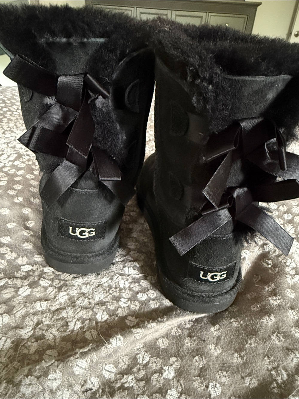 UGG Bailey Bow II boots for girls in size 2, Great condition